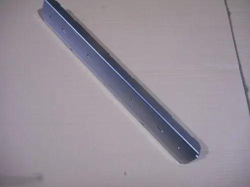 Remeha untere seitliche Querleiste in schmaler, flacher Form auf neutralem Untergrund. Konstruktion mit mehreren Befestigungslöchern sichtbar.